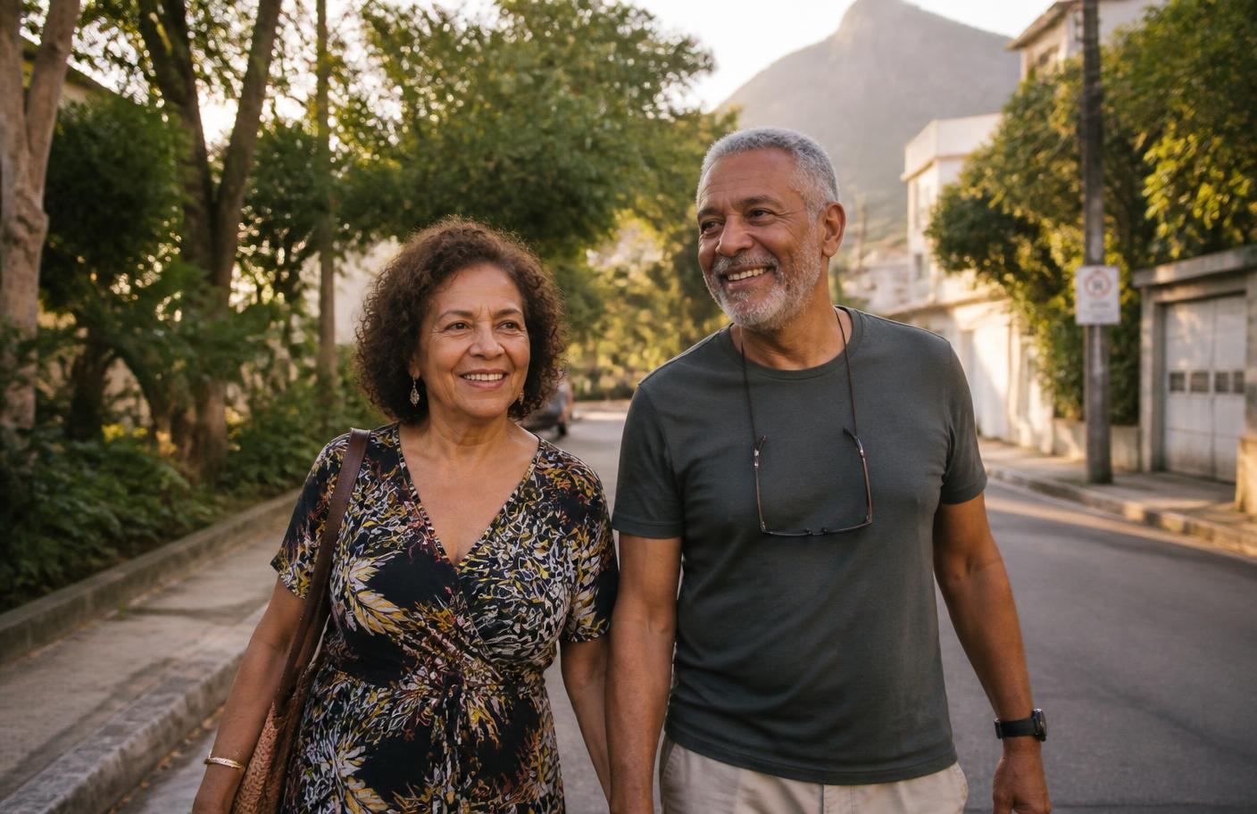 Casal caminhando e sorrindo em uma rua do Rio de Janeiro